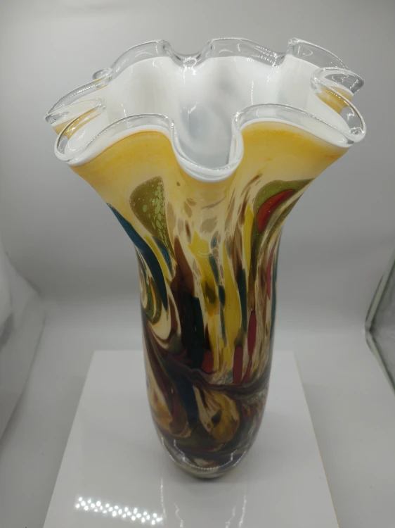 Falowana krawędź ręcznie dmuchanego wazonu szklanego typu chusta od MIBA-GLASS