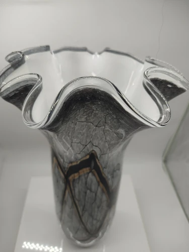 Falowana góra artystycznego wazonu typu chusta w kolorze Marble marki MIBA-GLASS