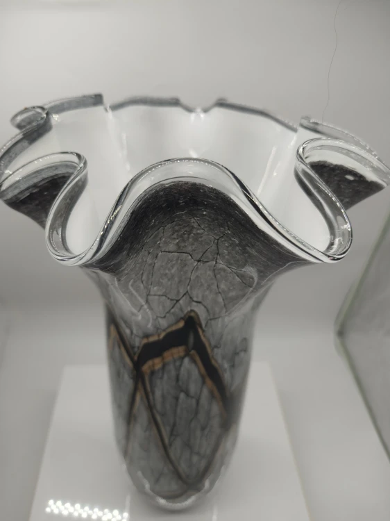Falowana góra artystycznego wazonu typu chusta w kolorze Marble marki MIBA-GLASS