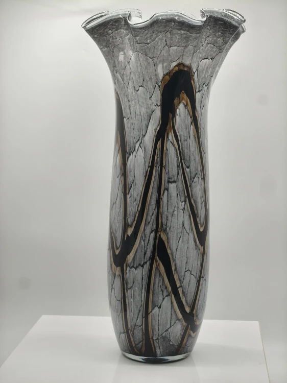 Elegancki salon w stylu glamour z dużym wazonem podłogowym Chusta Marble 60 cm