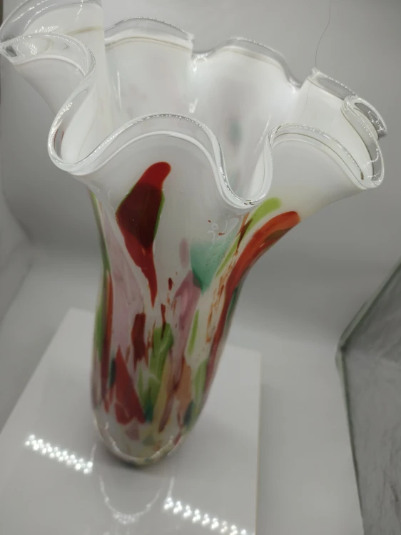 Biała pofalowana góra ręcznie dmuchanego wazonu szklanego typu chusta MIBA-GLASS