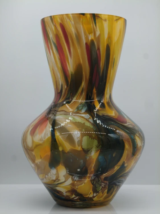 Detal płynnych przejść tonalnych zieleni i żółci w szkle artystycznym wazonu Parma marki MIBA-GLASS