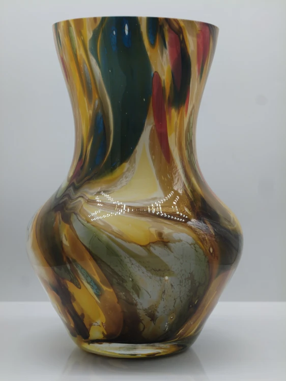 Zbliżenie na zielone i żółte smugi w szkle artystycznym wazonu Parma marki MIBA-GLASS