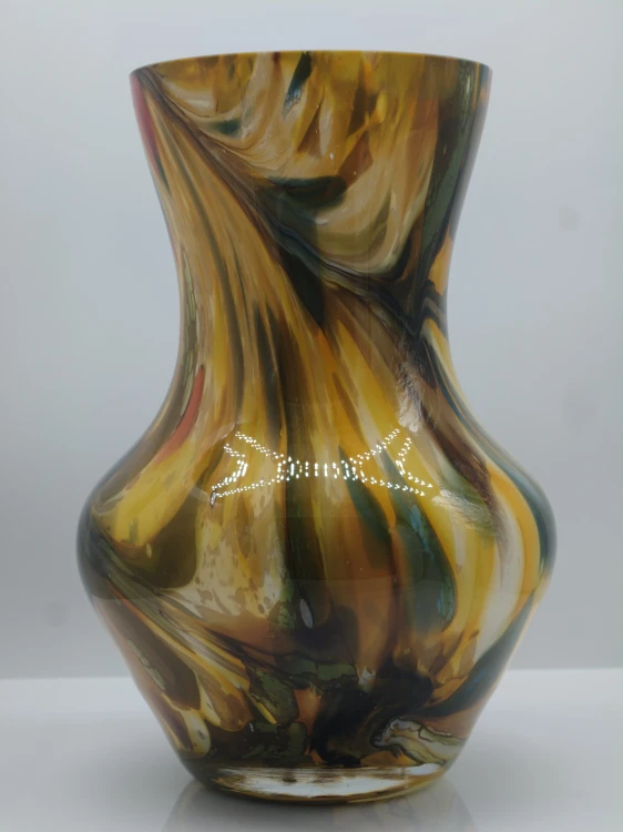 Stolik kawowy w salonie z urokliwym wazonem szklanym Parma Jungle 28 cm i drobnymi kwiatami