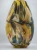 Detal ciemnych, płynnych smug na żółtym tle ręcznie dmuchanego wazonu 40x22 cm marki MIBA-GLASS