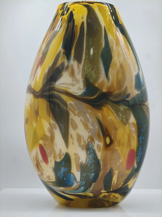 Detal ciemnych, płynnych smug na żółtym tle ręcznie dmuchanego wazonu 40x22 cm marki MIBA-GLASS