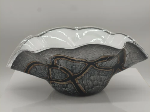 Ekskluzywna misa szklana KM Marble w marmurkowej kolorystyce z falistym brzegiem