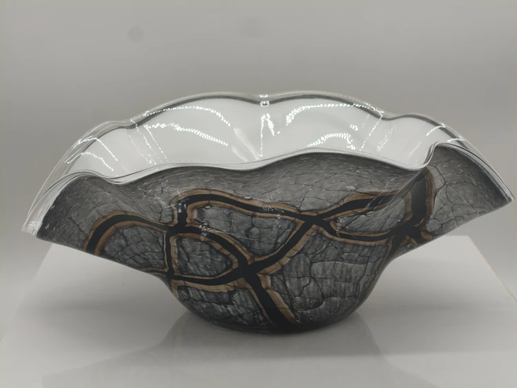 Ekskluzywna misa szklana KM Marble w marmurkowej kolorystyce z falistym brzegiem