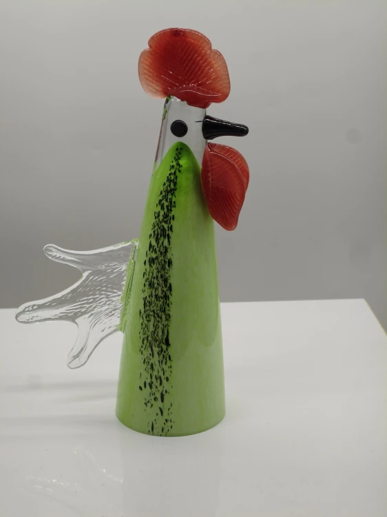 Duży szklany kogut dekoracyjny w kolorze zielonym o wysokości 32 cm, polskie szkło artystyczne handmade z Krosna.
