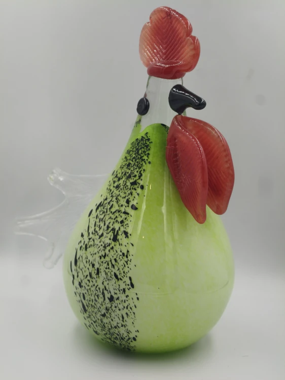 Szklany kogut dekoracyjny zielony, artystyczna figurka ozdobna handmade z Krosna do kuchni lub salonu.