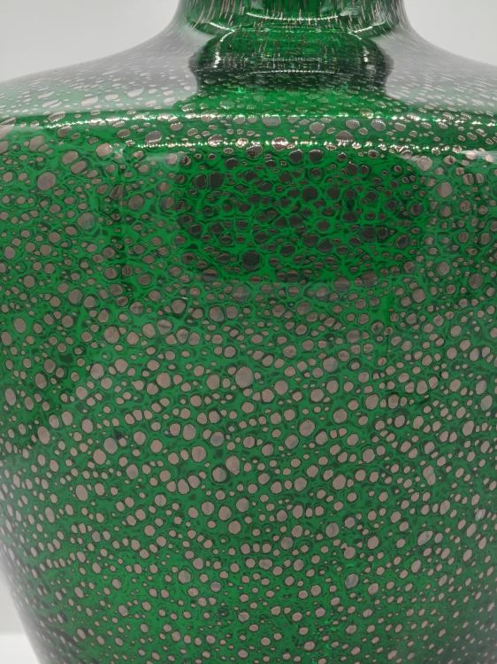 Zbliżenie na zielony szklany wazon artystyczny Wenecki Szmaragd o bąbelkowej strukturze MIBA-GLASS