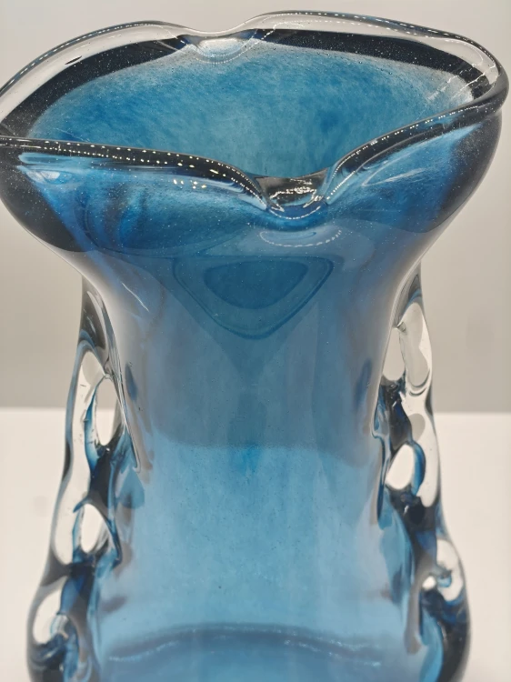 Szklany wazon artystyczny Płetwa Rekina K-NIEBIESKI-TRANSPARENT – polskie szkło handmade – 31 cm