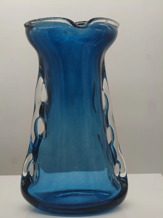 Szklany wazon artystyczny Płetwa Rekina K-NIEBIESKI-TRANSPARENT – polskie szkło handmade – 31 cm