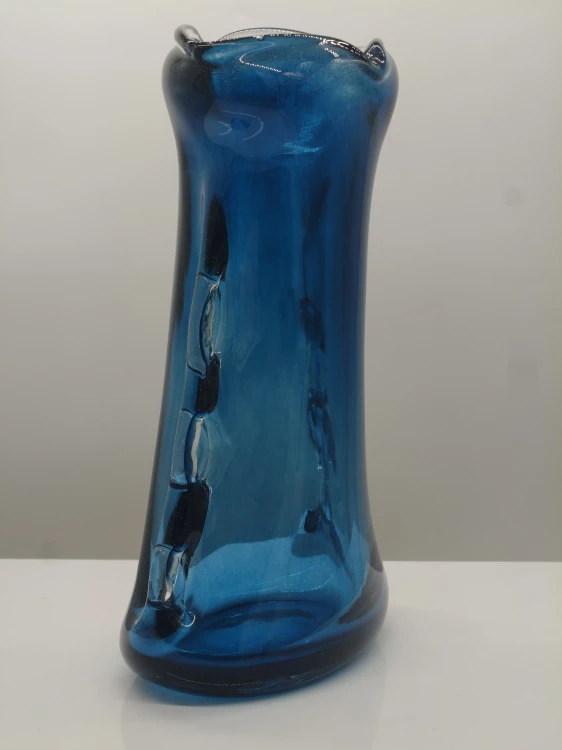 Szklany wazon artystyczny Płetwa Rekina K-NIEBIESKI-TRANSPARENT – polskie szkło handmade – 31 cm