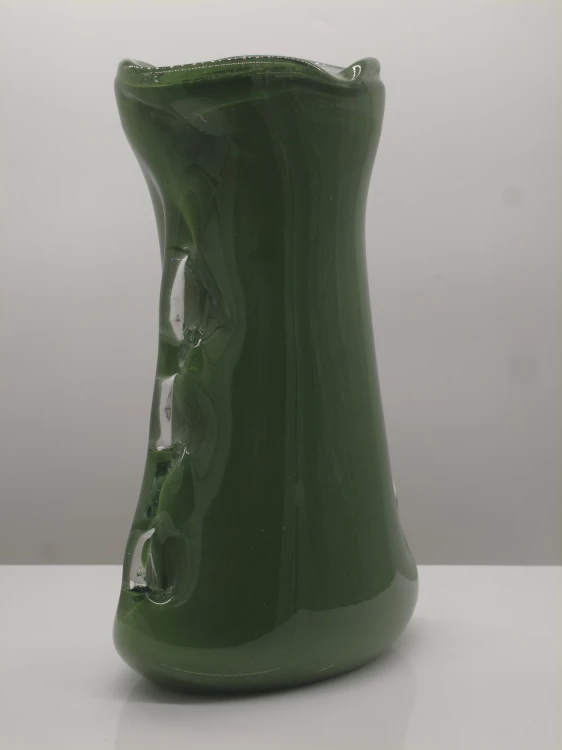 Szklany wazon artystyczny Płetwa Rekina K-OLIVEGREEN – polskie szkło handmade – 31 cm