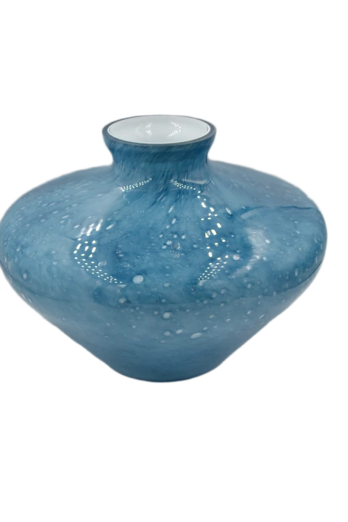 „Artystyczny wazon szklany o wysokości 17 cm i średnicy 22 cm, w odcieniach błękitu inspirowanych morską głębią.”